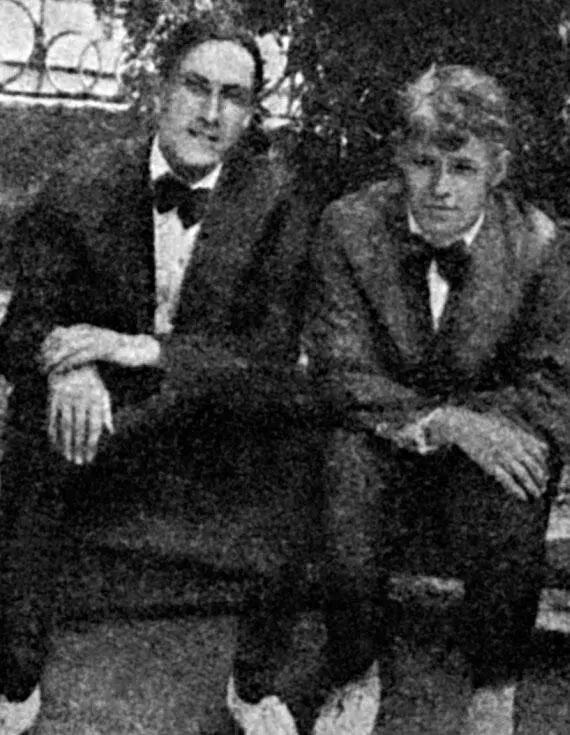 А Мариенгоф и С Есенин 1920 г 1919Знакомство с А Мариенгофом Вскоре - фото 27