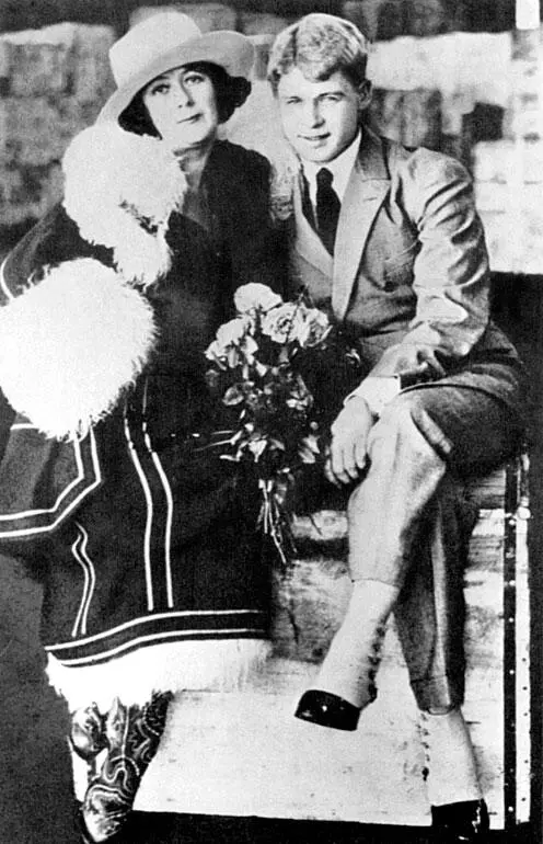 СА Есенин и А Дункан в Америке Фотография 1922 г Есенин к жизни своей - фото 34
