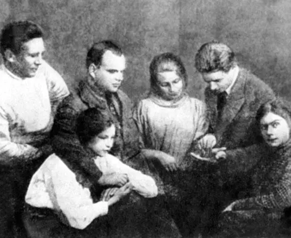 Есенин среди друзей и близких В верхнем ряду слева направо стоят Василий - фото 45