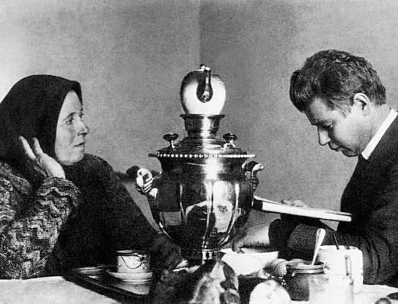 Сергей Есенин и его мать Татьяна Федоровна 1925 г 30 июняПодписал договор - фото 52
