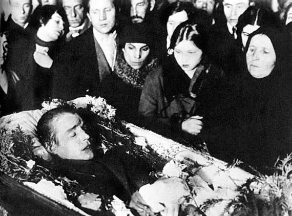 Прощание с Есениным в Московском Доме Печати Последняя справа Татьяна - фото 54