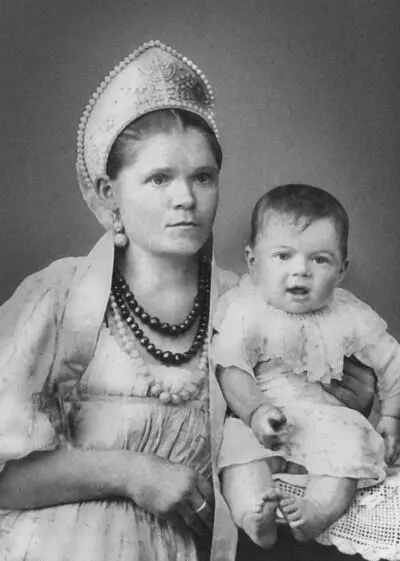 Виктор Шкловский с кормилицей 1894 г Варвара Карловна Бундель Шкловская - фото 3