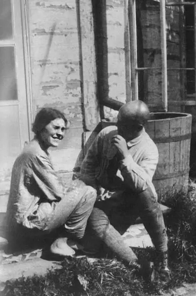 Лиля Брик и Виктор Шкловский на даче Маяковского Фото А Родченко 1925 г - фото 15