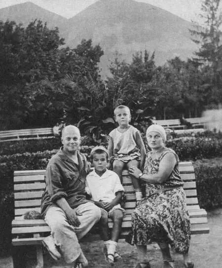 Виктор и Василиса Шкловские с дочерью Варварой и сыном Никитой 1930е гг - фото 23