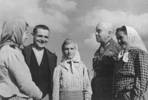 Писательорденоносец Виктор Шкловский беседует с украинскими крестьянами - фото 27