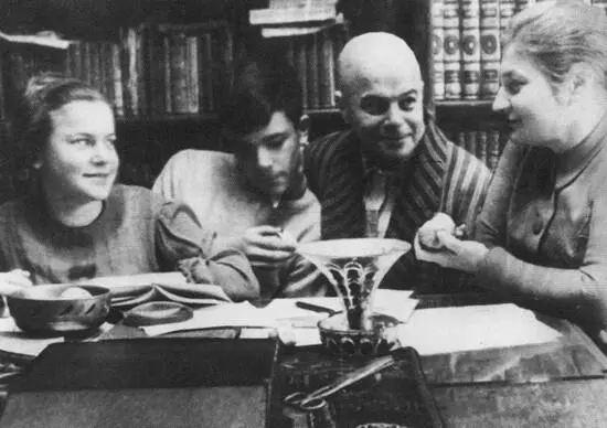 Шкловские с детьми Фото М Наппельбаума 1940 г Виктор Шкловский в начале - фото 29