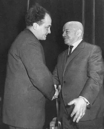 С филологом Вячеславом Всеволодовичем Ивановым 1973 г С переводчицей Ритой - фото 41