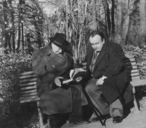 Виктор Шкловский и чешский писатель Людвиг Ашкенази На отдыхе Виктор Ардов - фото 43