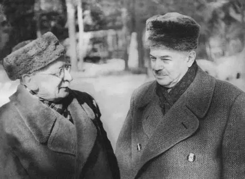 Борис Эйхенбаум и Виктор Шкловский в 1960е годы С Вениамином Кавериным - фото 45