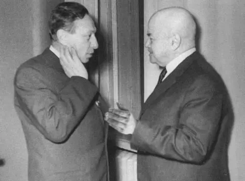 С Вениамином Кавериным 1960е гг Во Флоренции В центре Виктор Шкловский - фото 46