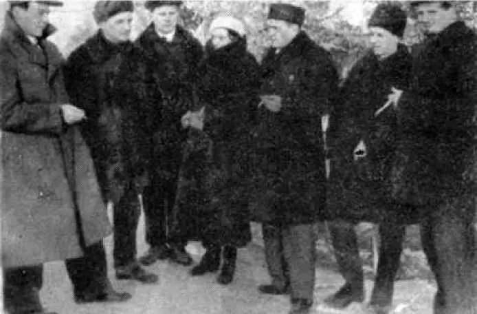 Б Бабочкин третий справа с дочерью и сыном В И Чапаева и постановочной - фото 43