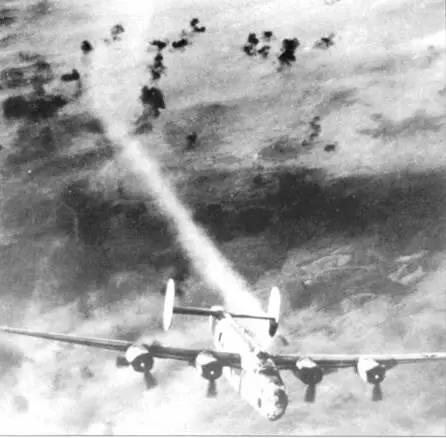 Дымя вторым мотором В24J из 451й Бомбардировочной Группы прорывается через - фото 231