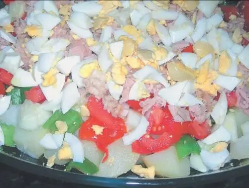 Слоеный салат из консервированной рыбы Закуска из маринованных овощей - фото 4