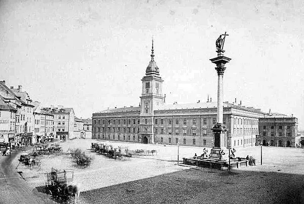 Замковая площадь как она выглядела в 1871 году Посредине Королевский Замок - фото 14
