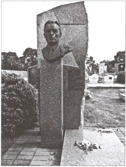 Могила ПМ Гаврилова в Бресте Горящий советский танк Т28 1941 г - фото 17