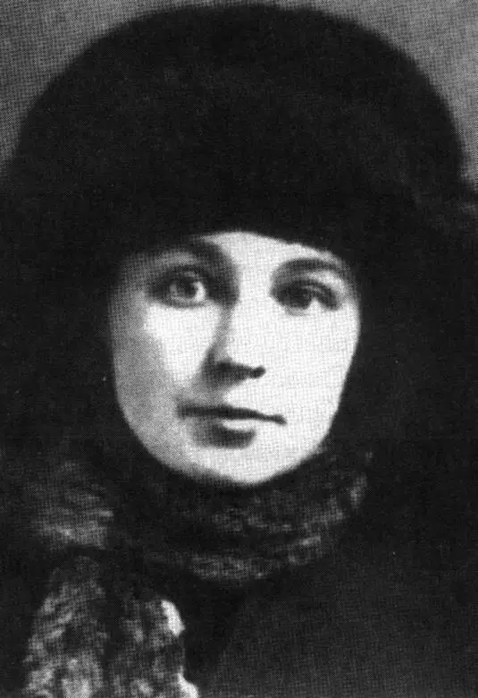 М И Цветаева 18921941 Я в первый раз люблю счастливого и может быть в - фото 78