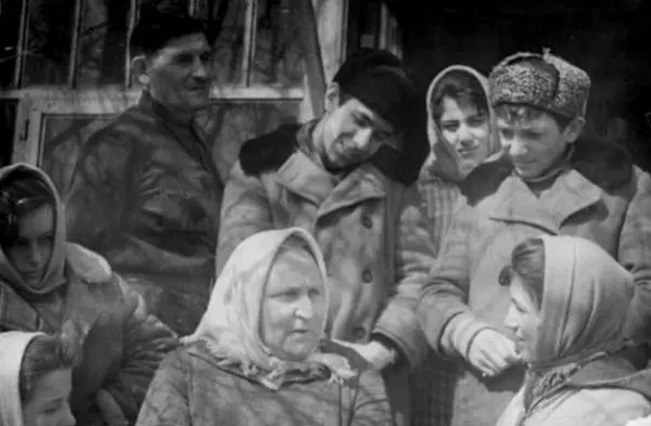 Хадий с краеведами средней школы 5 г Буйнакска Женщина вытирает глаза Ей - фото 107