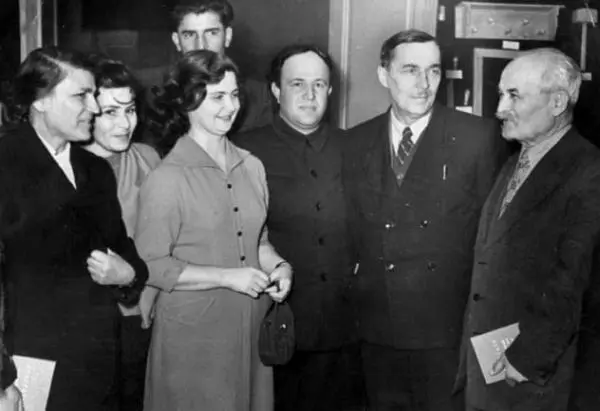 Делегаты IV съезда учителей Дагестана Слева первая Е С Балковая Мама была - фото 115