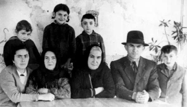Тату Булач в кругу семьи Буйнакск ноябрь 1965 г Тату работала в подполье В - фото 57