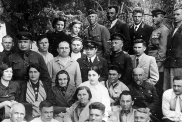Четвертая слева Резеда Махмудова слева от нее мать справа Абусаид Исаев - фото 64