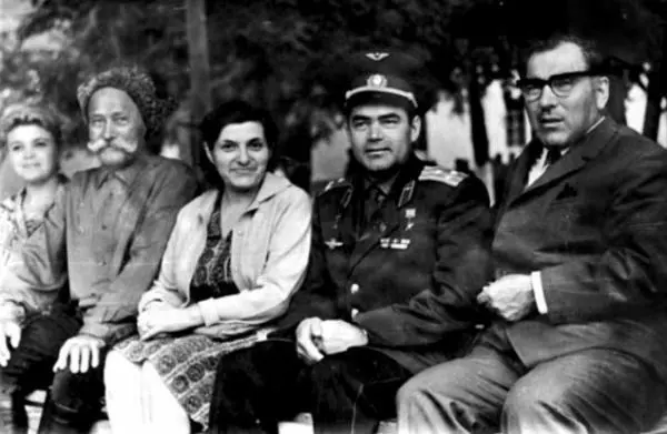 На снимке З М Хизроева с справа налево А Д Данияловым космонавтом А Г - фото 73