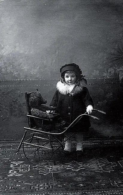 Роза в два и в три года 1915 и 1916 гг Когда Фальк приходит домой он берет - фото 22