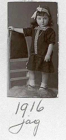 Роза в два и в три года 1915 и 1916 гг Когда Фальк приходит домой он берет - фото 23