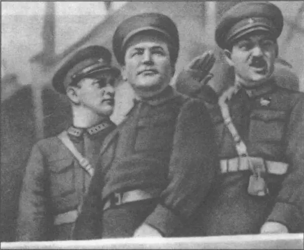 М Н Тухачевский С М Киров И Е Славин на Первомайской демонстрации в - фото 13