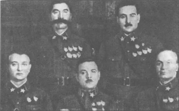 Первые маршалы Советского Союза Сидят слева направо М Н Тухачевский К - фото 14