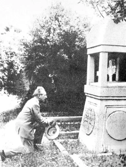 Ж Кокто у надгробного памятника С Дягилеву Сан Микеле Венеция 1950 г На - фото 43
