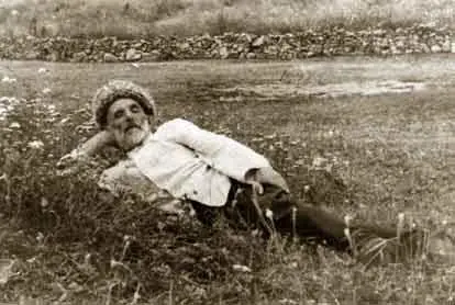 На лужайке в родном ауле 1948 г С самого начала поэтическому таланту Цадасы - фото 43