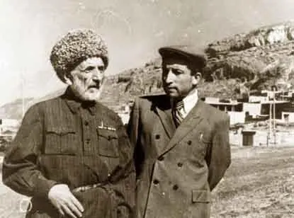 Гамзат Цадаса с сыном Расулом у родного аула Цада 1948 г Гамзат Цадаса с - фото 45