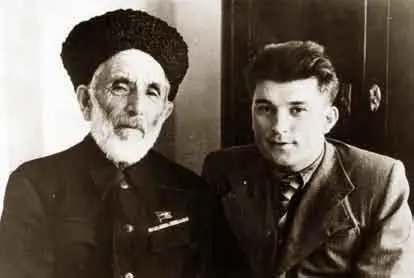 Гамзат Цадаса с сыном Гаджи Буйнакск 1950 г Еще дореволюционный период - фото 46