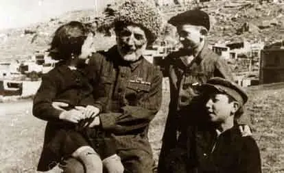 В кругу внуков Сел Цада 1948 г В родном ауле 19471949 гг Встреча - фото 53