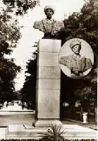 Памятник Гамзату Цадасе установленный в центре столицы Дагестана Махачкале - фото 64