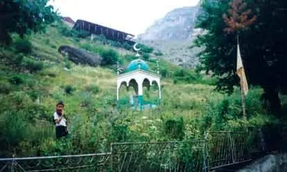 Сел Аракани Сооружение над могилами Абубакара Аймакинского и его внука Сайда - фото 93