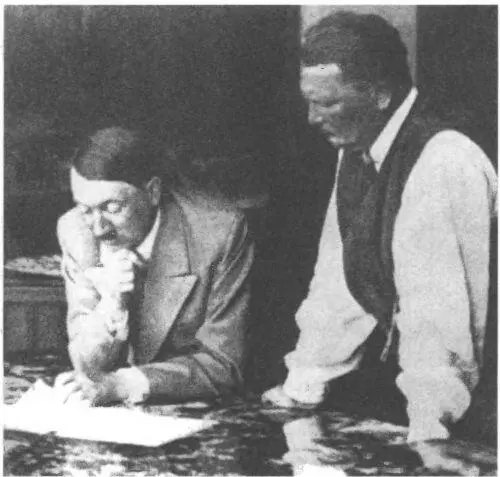 Г Геринг и А Гитлер в 1937 г Геринг позирует для скульптуры в Каринхалле - фото 7