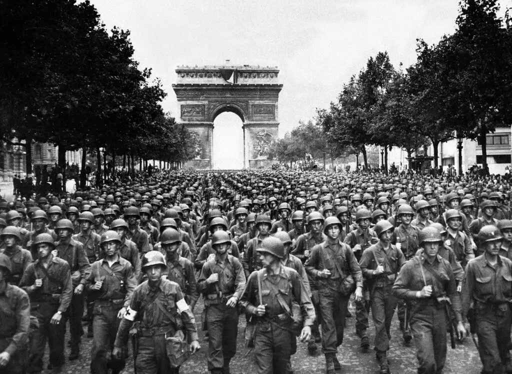 Если сравнить известную и прославленную фотографию въезда в Париж с - фото 122