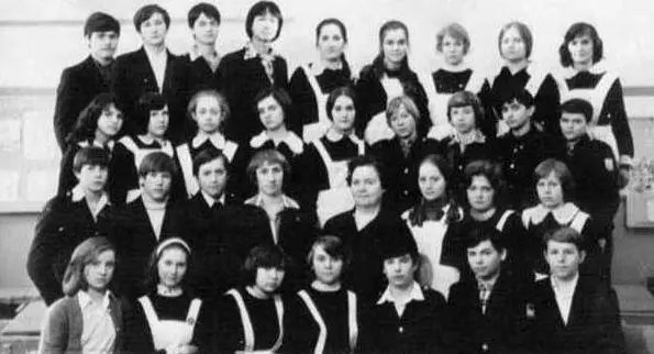 Четвертый слева в верхнем ряду Виктор Цой Фото из архива семьи Цой В - фото 7