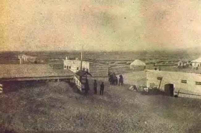 Рабочий поселок построенный в пустыне На заднем плане видна юрта На - фото 8