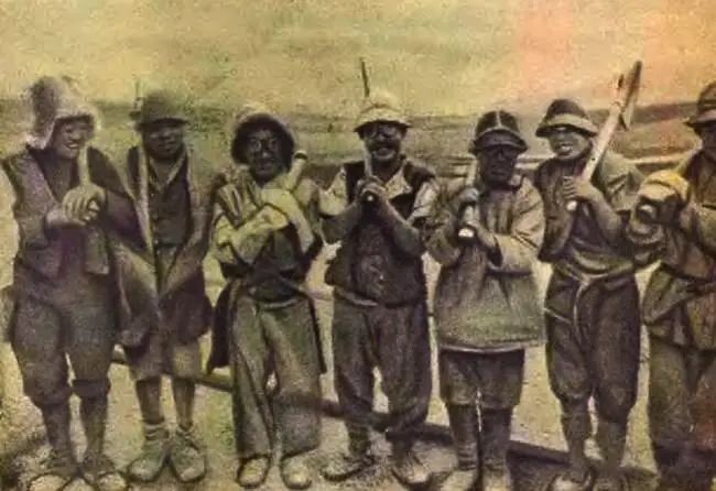 Работникиказаки Слева на рабочем надета казацкая шапка которая называется - фото 19