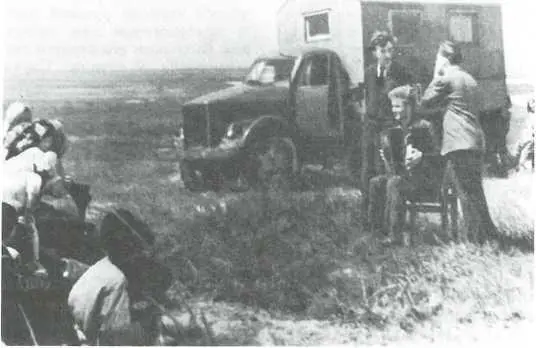 Лето 1958 г Павлодарская обл Выступление на полевом стане Крайний справа В - фото 20