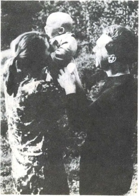 Л Абрамова и В Высоцкий с сыном Аркадием на даче Июль 1963 года В АлмаАту - фото 34