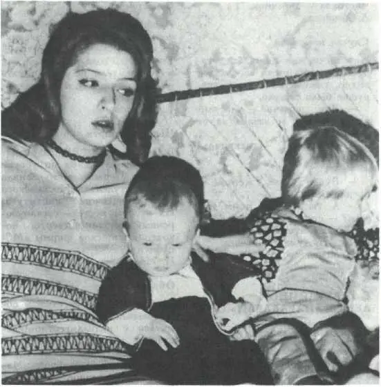 Л Абрамова с сыновьями Никитой и Аркадием Лето 1965 г Помню уже в период - фото 43
