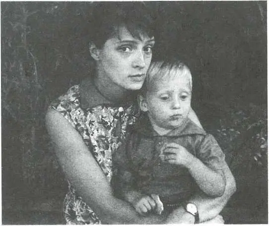 Людмила Абрамова с сыном Никитой Август 1966 г Фото Е Щербиновской - фото 59