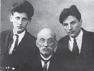 ЛОБелопольский справа с отцом и братом Валентином Конец 1920х гг - фото 62