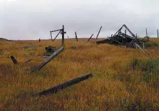 Развалины лагеря в Амбарчике Входные ворота покосившиеся столбы ограждения из - фото 73