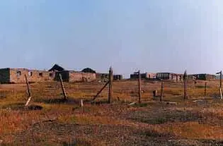 Общий вид брошенного лагерного посёлка бараки 42 км Фото автора 2003 г - фото 105