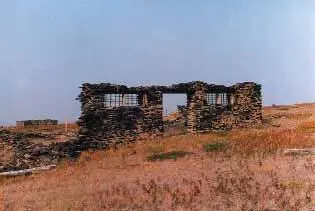 Одно из зданий посёлка бараки 42 км Фото автора 2003 г Дома стоят в два - фото 106