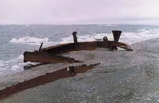 Занесённый галькой остов судна у бывшего морского порта Куйвивеем Морпорт на - фото 114